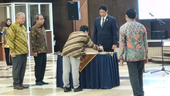 プルバヤ、KPK OTTの追跡でジャカット地域事務所の4人の税務官を正式に任命