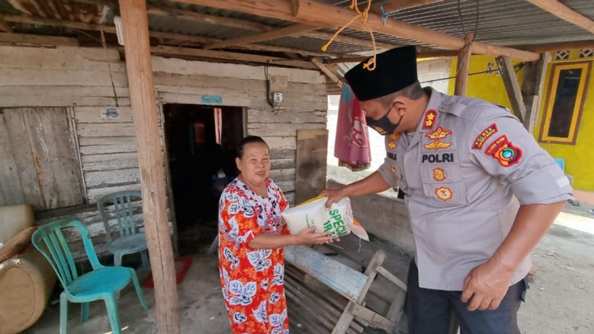 West Bangka Police Distributes 250 Food Packages To People Affected By COVID-19