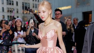 Attending The Event In New York, Rosé BLACKPINK Appears Elegant And Feminin Wears Dress Pink