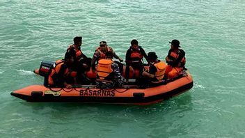 Fishermen looking for crabs lost on Sunyut Island, Natuna SAR Team conducts search
