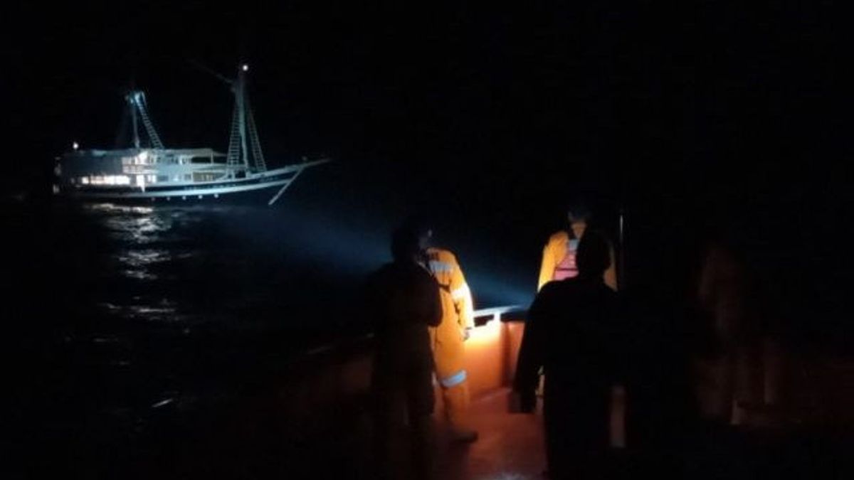 Kapal Wisata Mesin Mati di Tengah Laut, 26 Penumpang Wisatawan Asing Berhasil Dievakuasi Tim SAR
