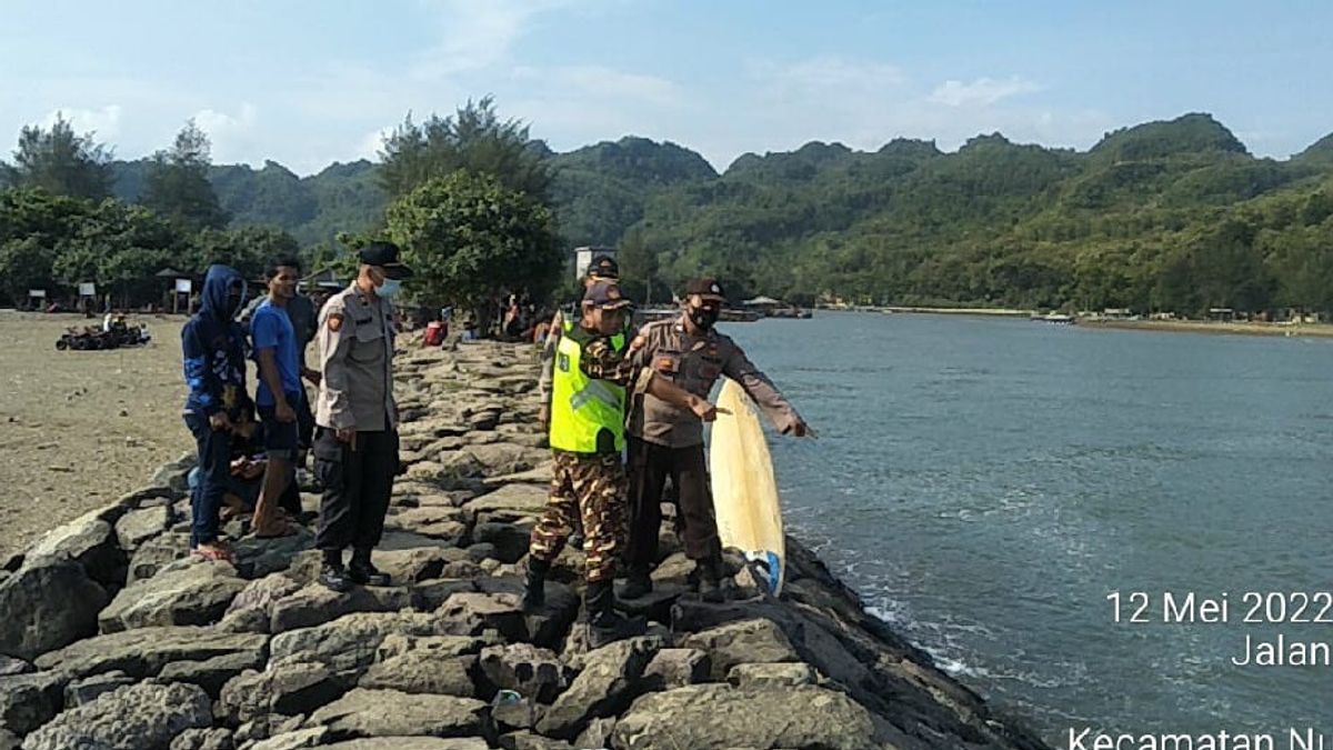 Pemancing Hilang Terseret Ombak di Pantai Wisata Congot Jetis
