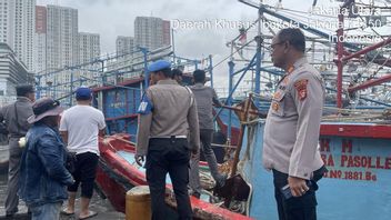 Overload, Fish Boat in Muara Angke Port Disciplined by Officers