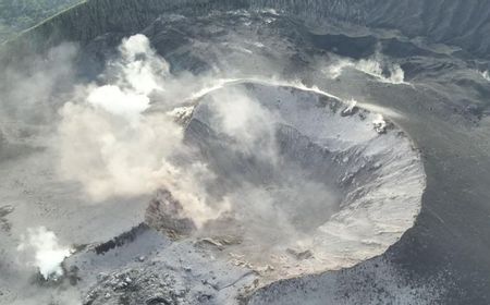 Penampakan Kubah Lava yang Muncul di Kawah Gunung Ibu