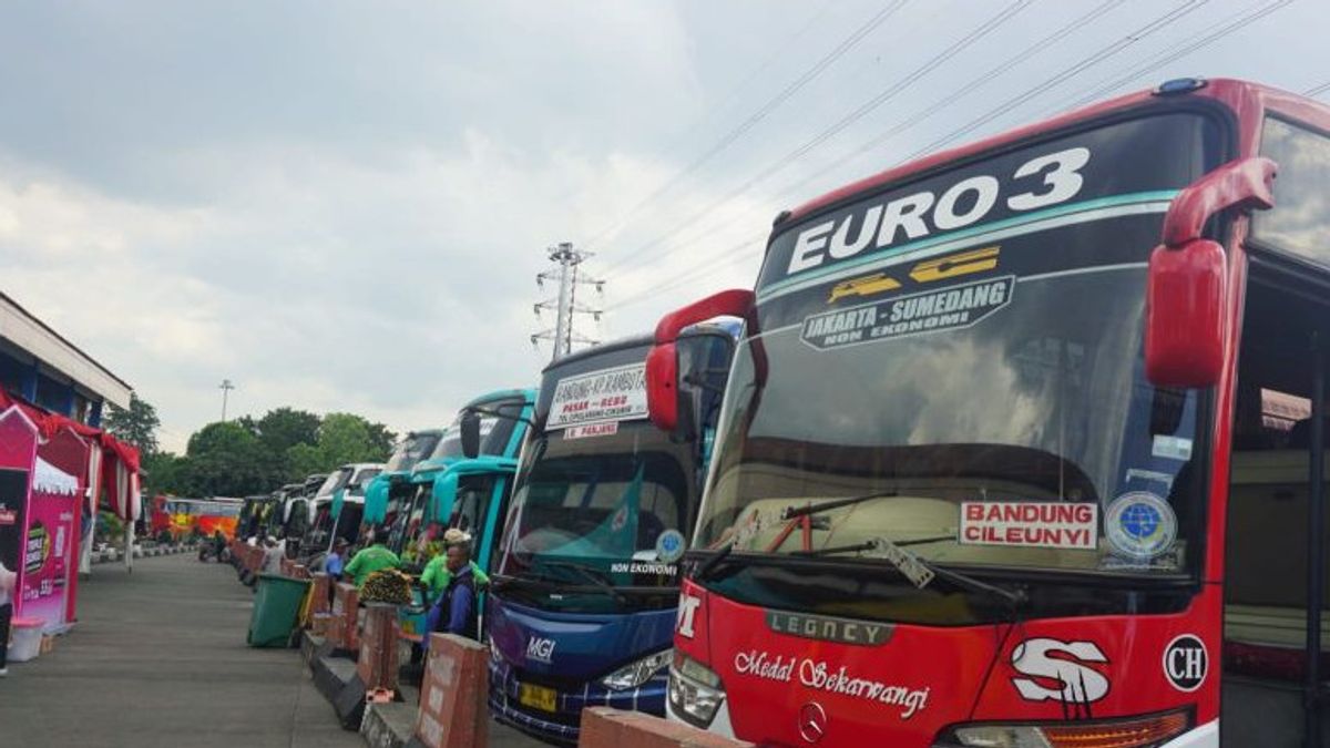  Sopir Bus di Terminal Kampung Rambutan Dibekali Surat Laik Mengemudi