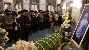 Ridwan Kamil Leads The Prayer For Eril's Body At The Pakuan Building