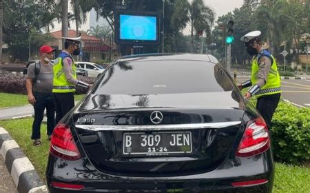 Sopir Mercedes Benz Tewas Usai Tabrak Driver Ojol di SCBD Sudirman