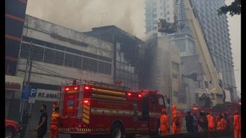 Un Agent De Damkar Admet Qu’il Est Difficile D’éteindre Le Feu En Raison De Beaucoup De Laine De Verre à L’intérieur Du Magasin