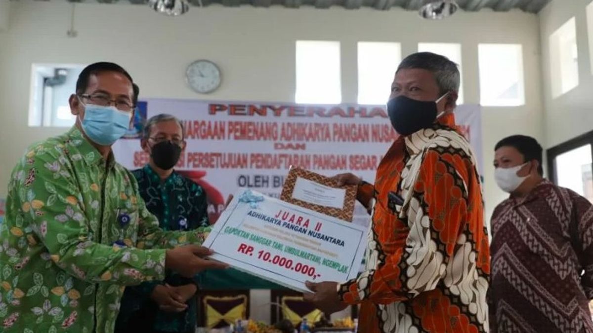 Berita Sleman: Kabupaten Menyerahkan Penghargaan Adhikarya Pangan Nusantara Kepada KPM