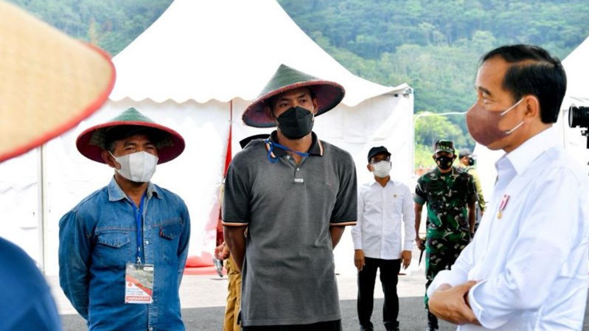 Moment De Dialogue Du Président Jokowi Avec Les Agriculteurs à Trenggalek, Java Oriental