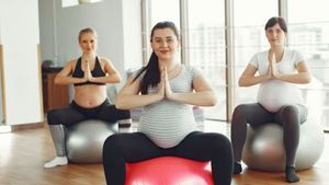 Ini Manfaat Prenatal Yoga bagi Ibu Hamil Agar melahirkan Lancar