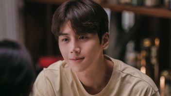 Defeated By Jo Jung Suk, Kim Seon Ho Becomes The Most Popular Drama Actor This Week