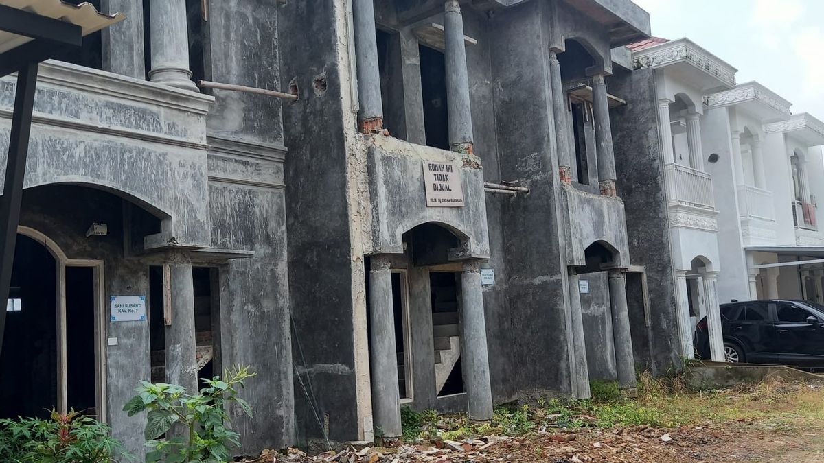 PN Tangerang法官抵达Jasmine Residence Pondok Aren Housing，对涉嫌开发商欺诈进行审判