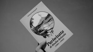 Tourism Book Review In The Dutch East Indies - An Invitation To The Past