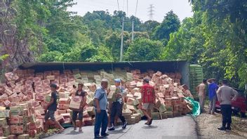 'Banjir' Mi Instan di Jalan Trans Sulawesi Imbas Truk Gagal Menanjak, Polisi Sibuk Lakukan Evakuasi