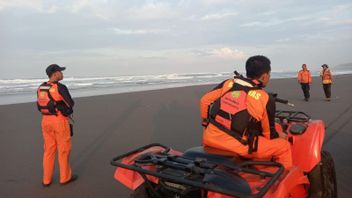 Distribute 3 Teams To Find Victims Dragged By Parangkusumo Beach Waves, Land And Sea Comb Search And Rescue