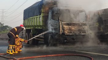 焦土輸送トラックがジャカルタで火災に遭った - メラク有料道路、これが事故の原因です