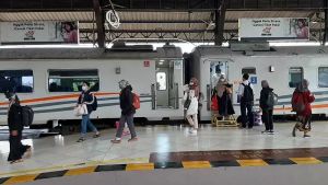 Demo Buruh Depan DPR, 19 Kereta Api Berhenti di Stasiun Jatinegara 