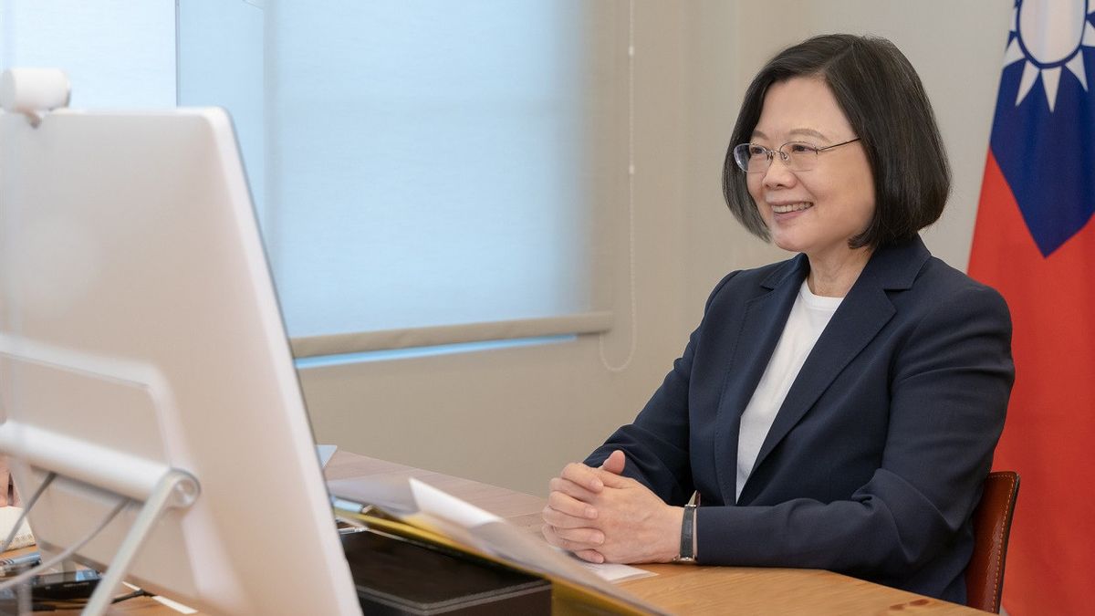 Taiwan President Tsai Ing-wen, Vice President And Prime Minister Donate Salaries To Help Ukraine