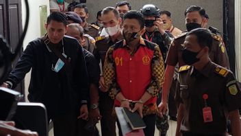 Facing The First Trial, Ferdy Sambo Wears A Batik Shirt While Holding A Black Book