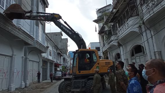 市长鲍比·纳苏蒂翁携带重型设备，在没有建筑许可证的情况下拆除了凯萨万棉兰的建筑物