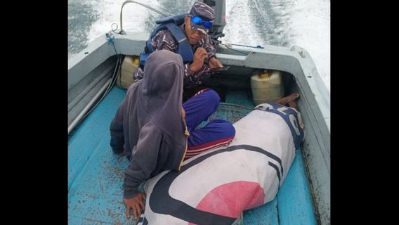 The Indonesian Navy Evacuated 2 Hanyut Fishermen For 7 Days In The Waters Of Bunyu Island, Kaltara, 1 Died
