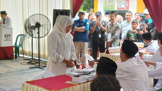 Nyoblos At TPS 031 Surabaya, Khofifah Reminds People Not To Golput