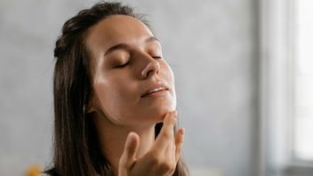 عادات روتين التجميل التي تضر بالبشرة: 4 أخطاء رئيسية تحدث في كثير من الأحيان