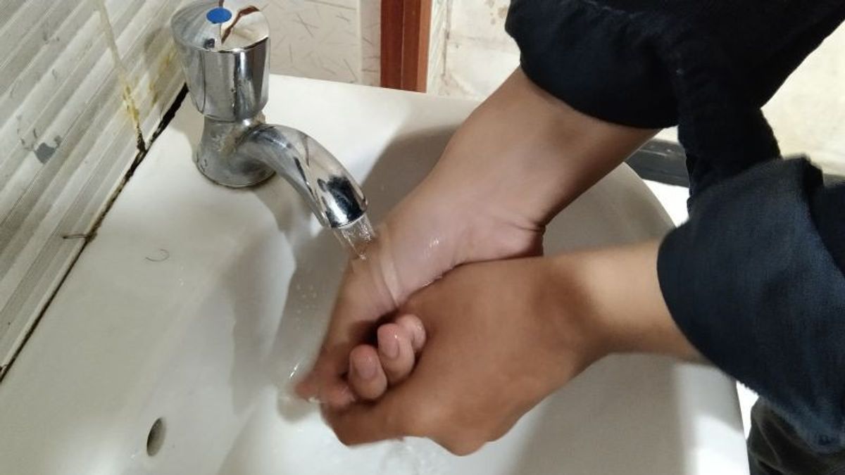 تقول RSPI إن البالغين لديهم القدرة على الإصابة بالتهاب الكبد الحاد وغسل اليدين والحفاظ على النظافة الرئيسية للوقاية