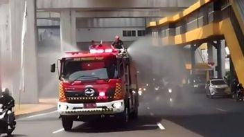 Firefighters Spend 10 Thousand Liters Of Water To Spray Roads To Overcome Air Pollution