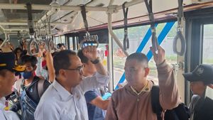 Ajak Dirjen Baru Tinjau Transportasi, Menhub Budi Berdiri Gelantungan Naik Transjakarta dari Patra Kuningan