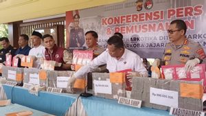 Polda NTB ‘Pamerkan’ Sabu dan Uang Tunai Sitaan Kasus Eks Kapolres AKBP Didik