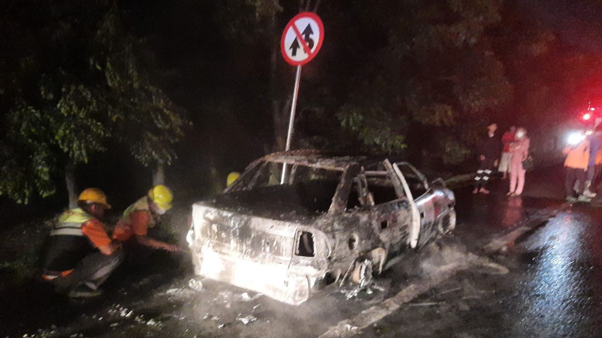 Sedan Opel Optima Terbakar di Tol Tangerang – Merak KM 58.200 B