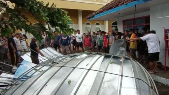 Le Dôme De La Mosquée S’effondre Sous Le Vent Et Les Fortes Pluies à Tasikmalaya