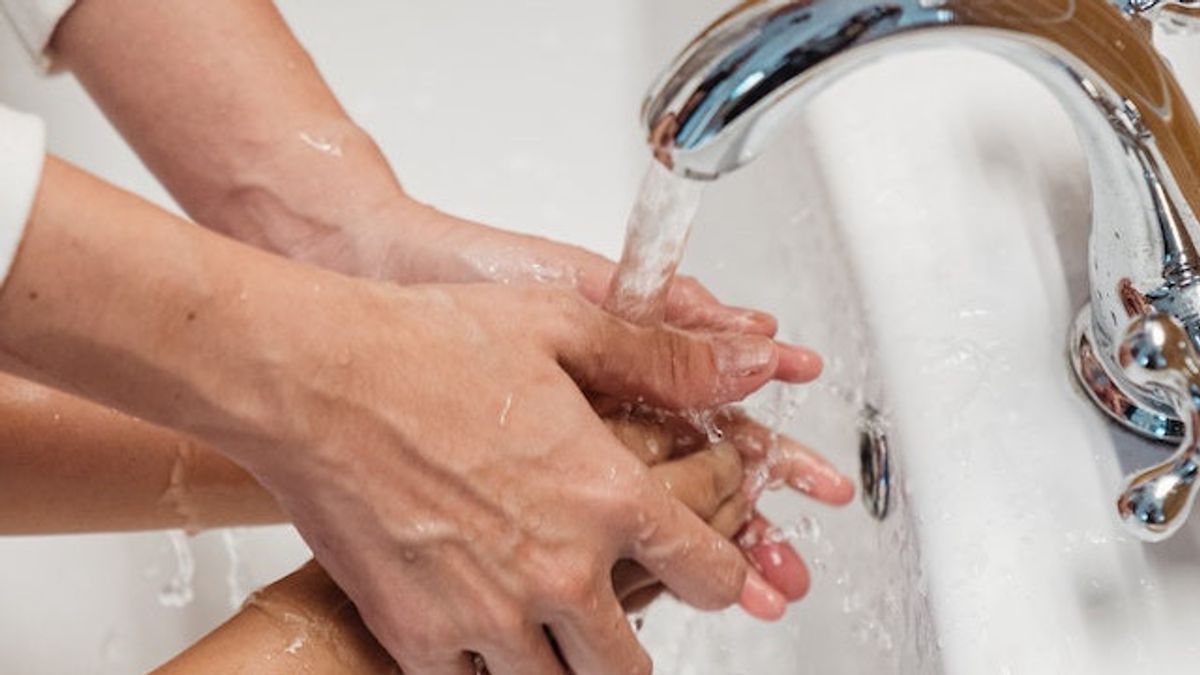 不要粗心大意，在COVID-19大流行流行后必须保持洗手的习惯
