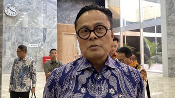 ドニー・オスカリアが大臣代行に就任し、国有企業省が解散する強いシグナルとなった。