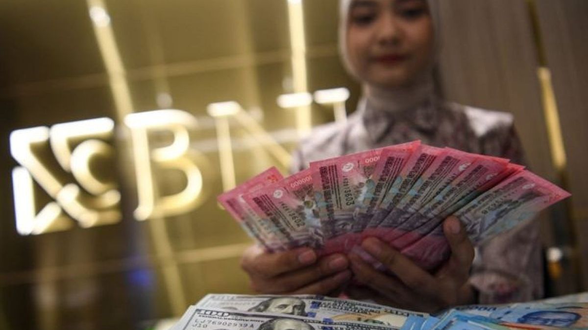 Rupiah Kamis Melemah Imbas Tekanan Ekspektasi Suku Bunga AS yang Bertahan Lebih Lama   