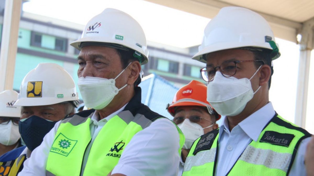 الاتفاق لوهوت أنس يرتدي سترة المشروع عند استعراض بناء السدود البحرية في موارا بارو