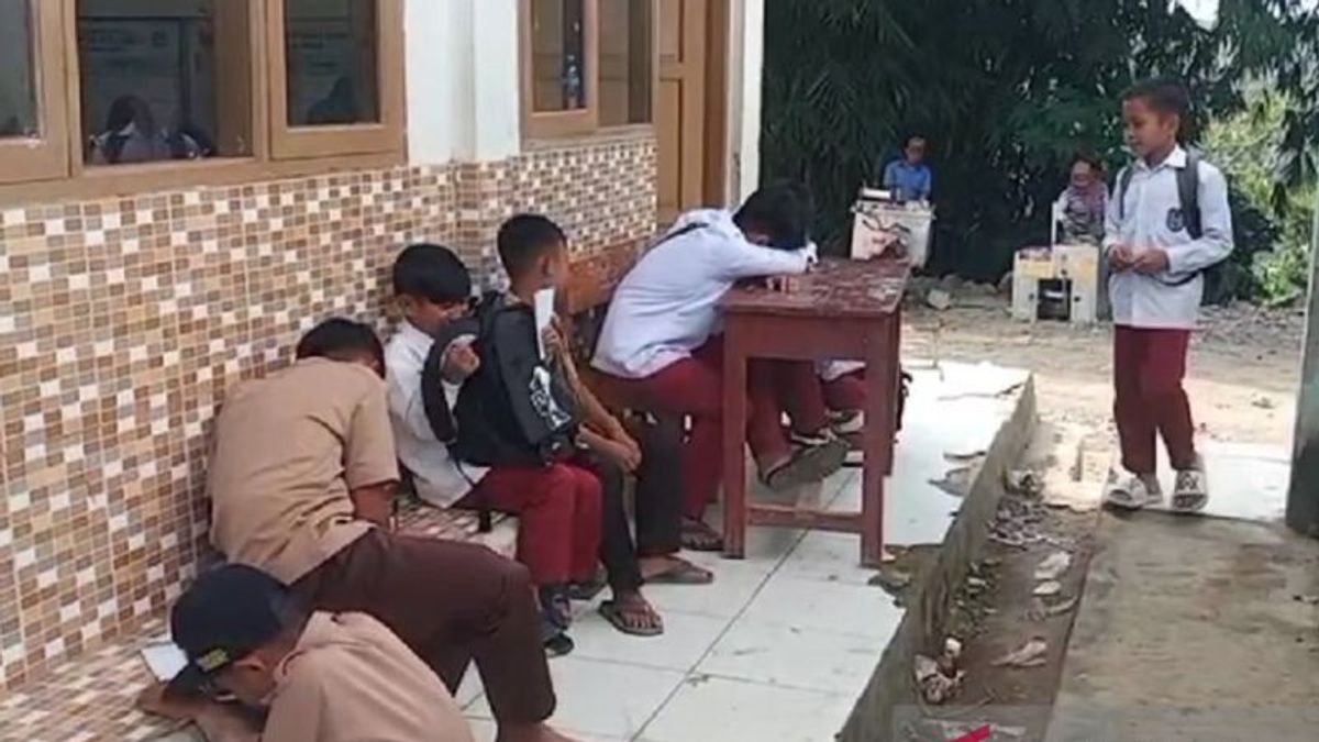 4 Ruang Kelas Ambruk, Ratusan Pelajar SDN di Sukabumi Terpaksa Belajar di Sekolah Lain