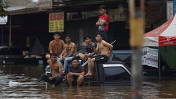 'Kenangan' Banjir Kala Siswa se-DKI Mulai Kembali Masuk Sekolah