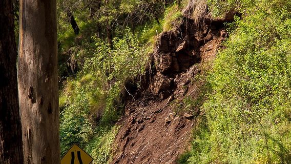 الانهيار الأرضي الغطاء 3 قسم طريق ربط القرية في بوليوالي ماندار سولبار ، BNPB نشر الحفارة