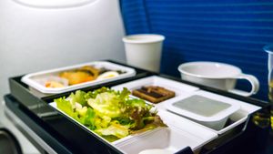 Makanan dan Minuman yang Sebaiknya Dihindari agar Perjalanan Udara Lebih Nyaman