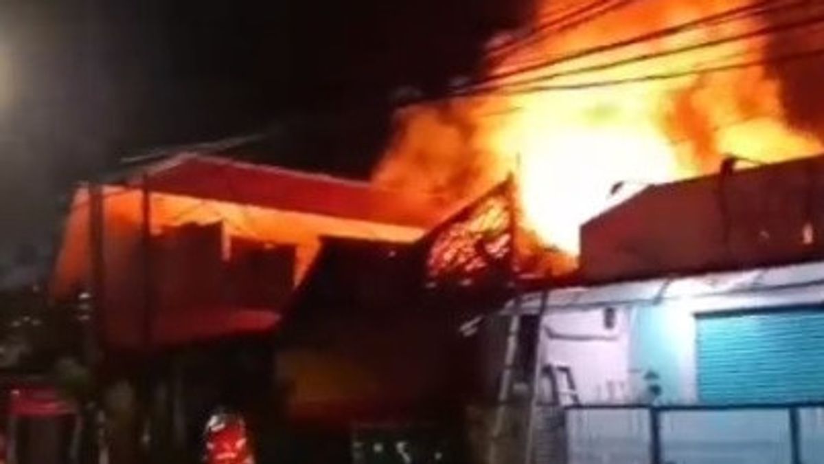 ヒントトップラワマングン近くのレストランが火で食べ、損失はIDR 5億に達しました
