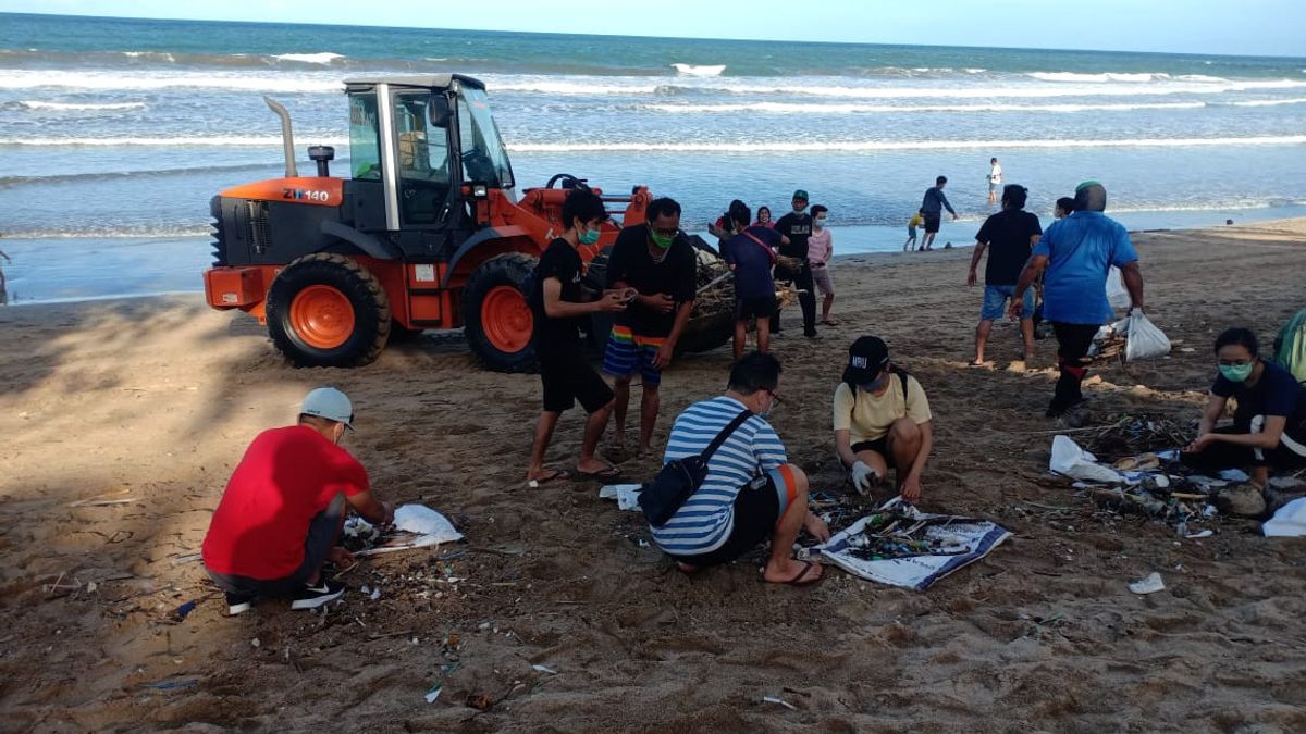  Pantai Kuta Bali Dipenuhi Sampah Kiriman Lagi, Totalnya 50 Ton