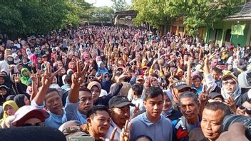 Gibran Sapa Ribuan Massa di Pasar Gemolong, Ajak Rukun Meski Beda Pilihan Politik