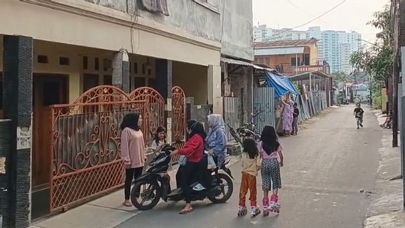 Recorded By CCTV, Two Thieves Successfully Steal A Motorbike Belonging To A Resident During Maghrib Time