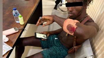 américaine d'Aniaya Perempuan à Baku Hattache avec des travailleurs de projet à Bali