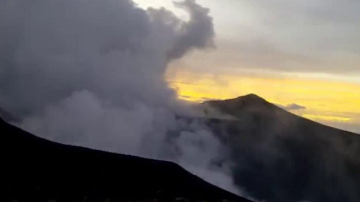 جبل مارابي غرب سومطرة يثور ، وتطلب الحكومة من الناس التزام الهدوء