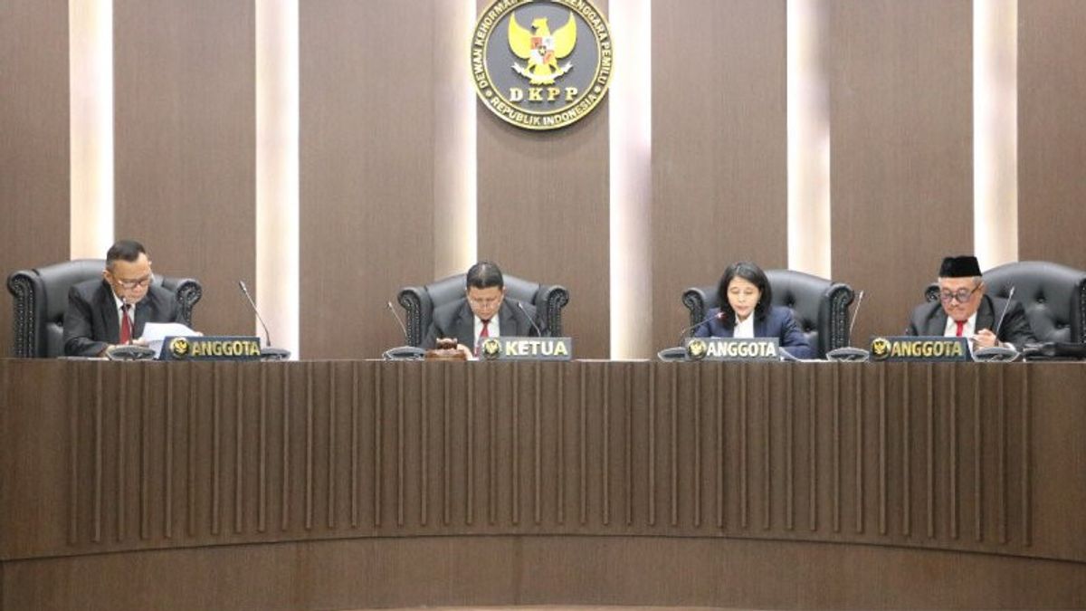 Rapport De Denny Indrayana Sur L’Agence Générale De Surveillance Des élections Du Sud Kalimantan Sur Les Plaintes Politiques Sur La Nourriture Pour COVID-19 