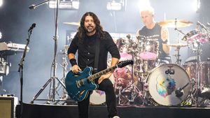 Foo Fighters Mendebutkan Lagu <i>Statues</i> di Atas Panggung untuk Pertama Kalinya